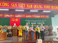Ảnh: Đ/c Đỗ Tùng Lâm- PCT thường trực UBND huyện tặng hoa, chúc mừng 3 đ/c uỷ viên UBND huyện nhiệm kỳ 2021-2026