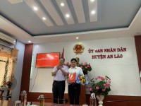 Ảnh: Đ/c Đỗ Tùng Lâm- Q. Chủ tịch UBND huyện trao quyết định đối với đ/c Trương Quốc Hoàng