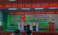 Tuyên dương, khen thưởng những học sinh đạt thành tích cao năm học 2018-2019.