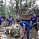 Đoàn xã An Hòa giúp bà con nhân dân thôn Vạn Long và Vạn Khánh xã An Hòa dọn dẹp nhà cửa sau bão số 9