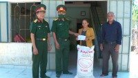 An Lão: BCH quân sự huyện tặng quà cho hộ nghèo, hộ gia đình chính sách.
