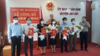 Công bố quyết định điều động, bổ nhiệm cán bộ quản lý các phòng, ban thuộc huyện