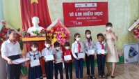 80 học sinh nghèo vượt khó được trao học bổng Vì em hiếu học năm 2022