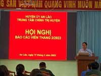 Đồng chí Châu Văn Hiếu - UVBTV, Trưởng ban Ban Tuyên giáo Huyện ủy, Giám đốc Trung tâm Chính trị huyện thông tin tại hội nghị