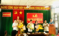 Đồng chí Đinh Xuân Tường – PBT thường trực Huyện uỷ trao Huy hiệu Đảng cho các đảng viên