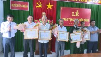 Huyện ủy An Lão tổ chức trao tặng huy hiệu Đảng đợt 2/9