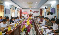 Quyền Chủ tịch UBND huyện Đỗ Tùng Lâm báo cáo kết quả thực hiện nhiệm vụ 6 tháng đầu năm tại buổi làm việc