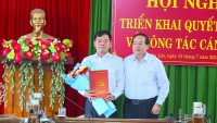 Đ/c: Nguyễn Giờ- UV.BTV tỉnh ủy- Trưởng ban Tổ chức Tỉnh ủy trao Quyết định.