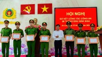 Ảnh: Đ/c Trịnh Xuân Long- Chủ tịch UBND huyện tặng giấy khen các cá nhân có thành tích xuất sắc