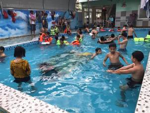 Một buổi học bơi của các em thiếu nhi tại bể bơi Phúc Thịnh,  Xuân Phong Nam, An Hòa