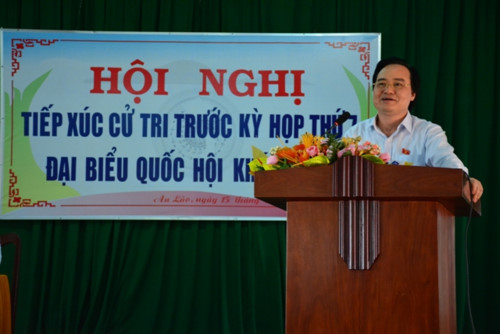 Bộ trưởng Phùng Xuân Nhạ tiếp xúc cử tri huyện An Lão, tỉnh Bình Định