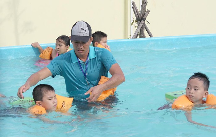 Khai giảng lớp dạy bơi miễn phí cho 60 em học sinh Tiểu học và THCS