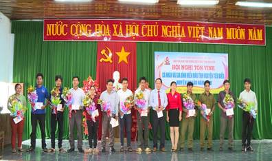 Đ/c: Lê Văn Thanh- Phó Chủ tịch UBND huyện trao giấy chứng nhận cho các cá nhân HMTN từ 5 lần trở lên.