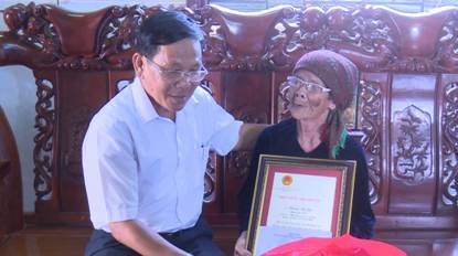 Chủ nhiệm UBKT Tỉnh ủy Trần Văn Thọ trao thiếp mừng thọ của Chủ tịch nước cho cụ Trương Thị Cho, tròn 100 tuổi, ở thôn Tân An, xã An Tân