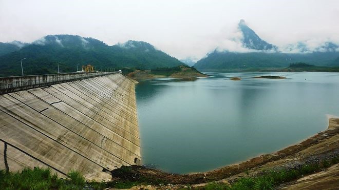 Nghe báo cáo một số vướng mắc liên quan đến dự án Hồ chứa nước Đồng Mít