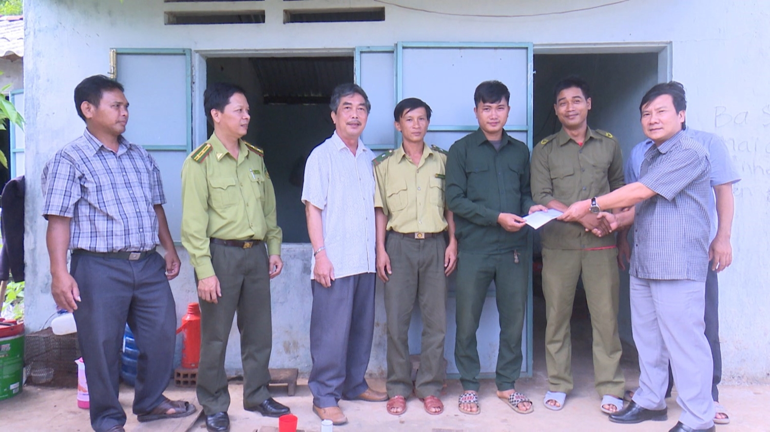 Chủ tịch UBND huyện Phạm Văn Nam thăm tặng quà chốt bảo vệ rừng tiểu khu 6 xã An Hưng