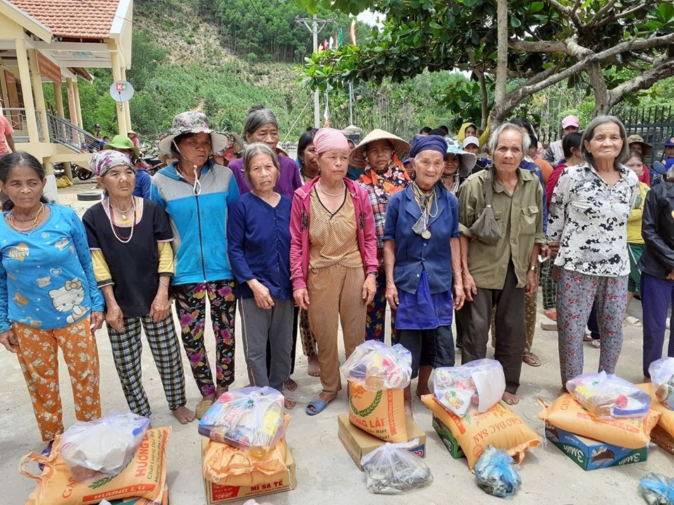 Tặng 220 suất quà cho người nghèo đồng bào dân tộc thiểu số xã An Quang