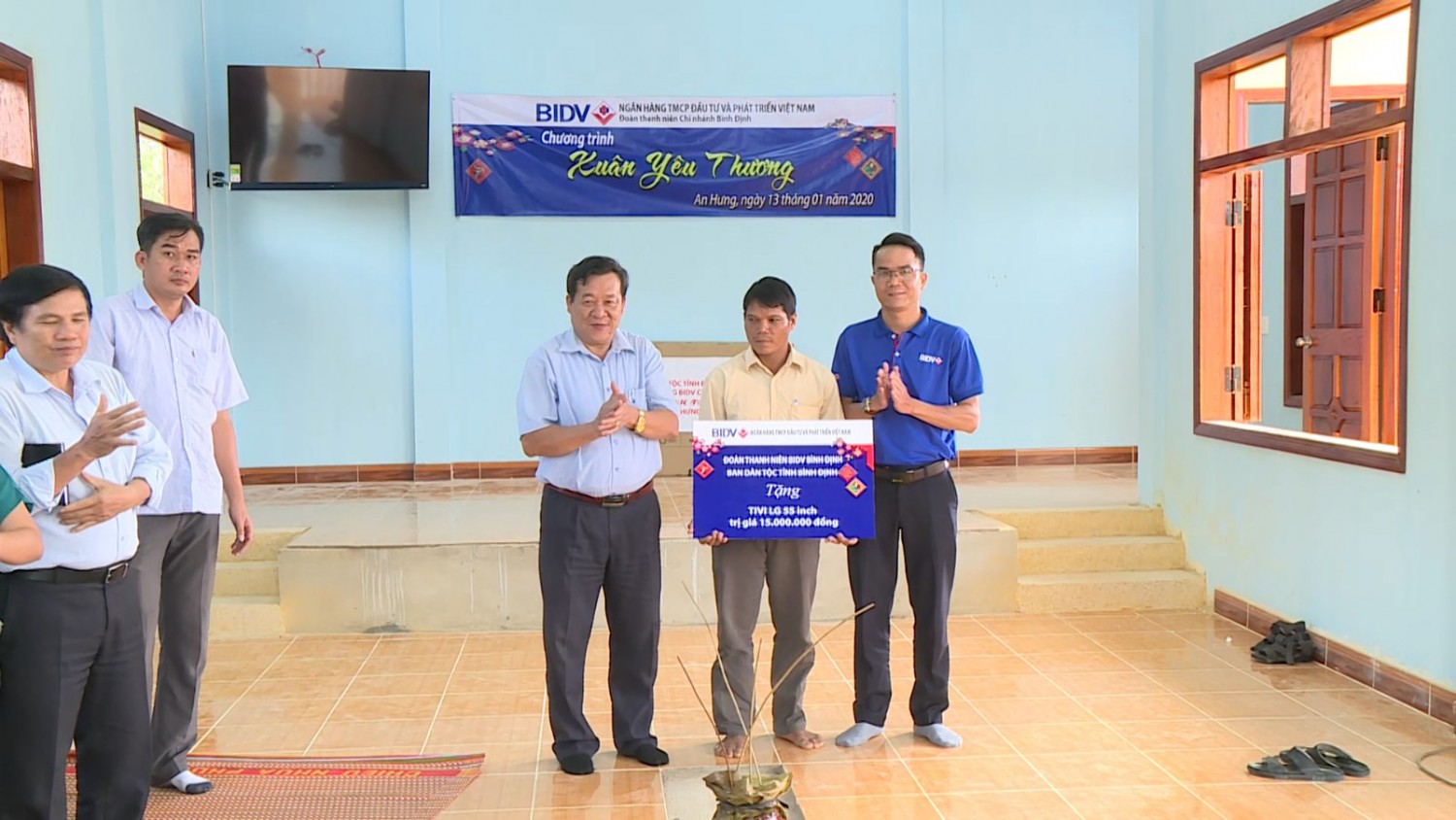 An Lão: Ban Dân tộc tỉnh, Ngân hàng BIDV Việt Nam Chi nhánh Bình Định tặng quà Tết đơn vị kết Nghĩa