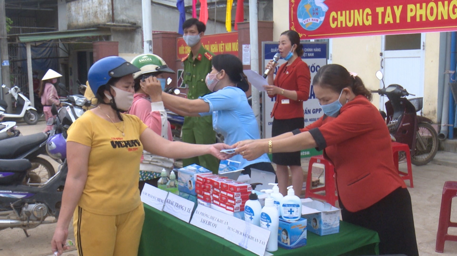 Hội LHPN huyện phát khẩu trang và xà phòng miễn phí cho người dân xã An Hòa và thị trấn An Lão.