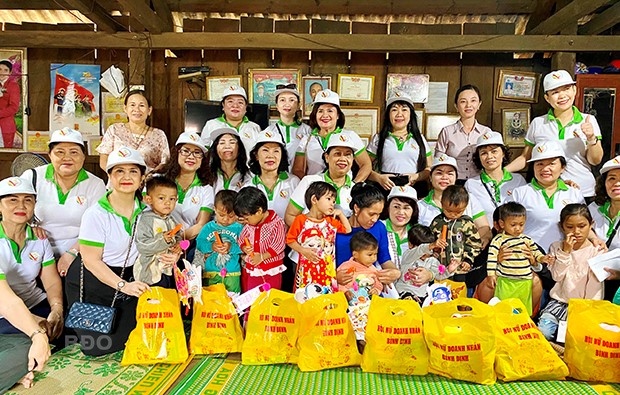 An Toàn: 100 triệu đồng tiền quà trao tặng cho trẻ em dịp Tết Trung thu.