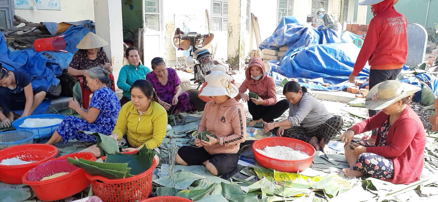 Chi hội phụ nữ Xuân Phong Nam, An Hòa, An Lão, tỉnh Bình Định đã phối hợp với Ban Nhân Dân thôn tổ chức vận động ủng hộ, đóng góp hàng hóa, vật chất và nấu bánh chưng để cứa trợ cho nhân dân vùng lũ.