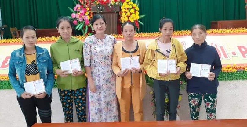 Hội phụ nữ xã An Tân tặng 7 sổ tiết kiệm cho hội viên phụ nữ có hoàn cảnh khó khăn trên địa bàn xã