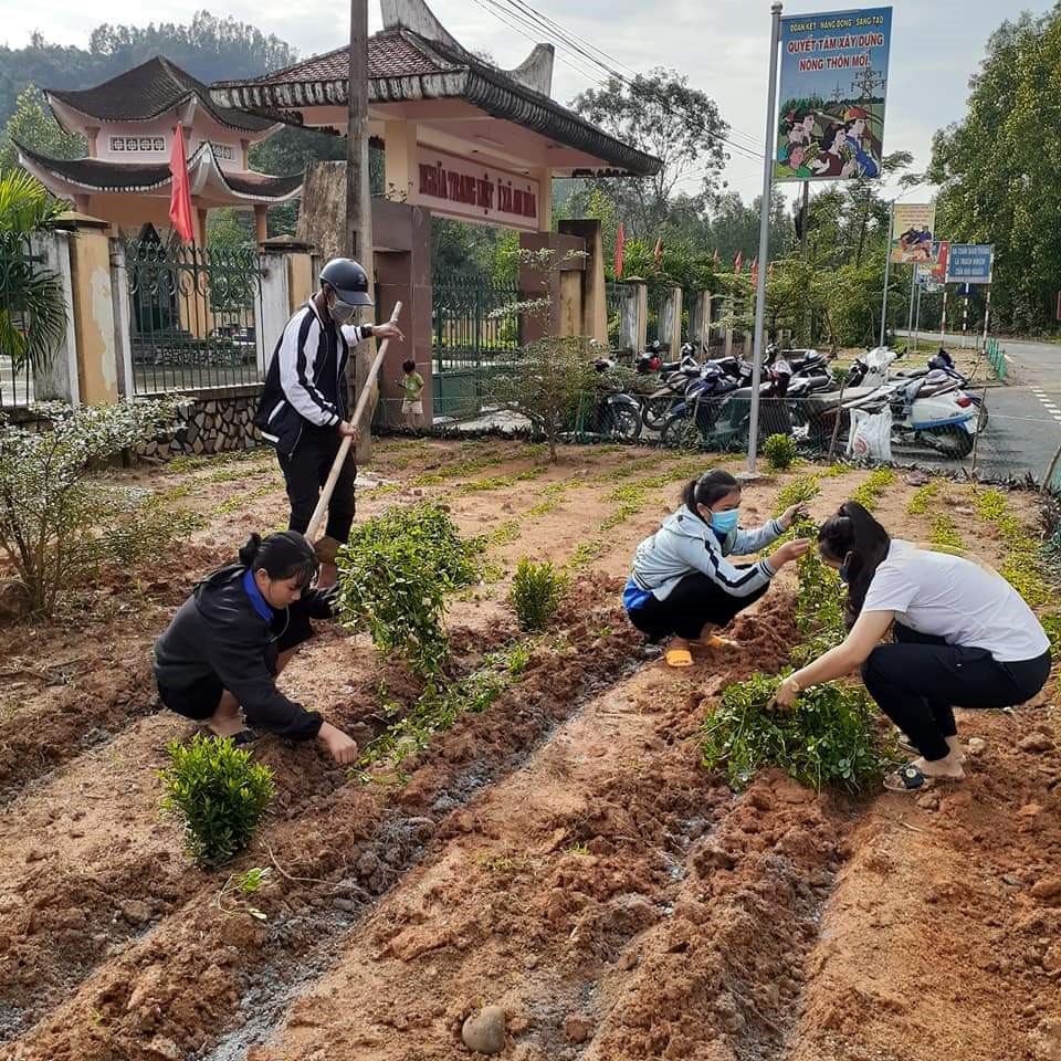 Đoàn xã An Hòa tổ chức trồng hoa khuôn viên nghĩa trang liệt sỹ xã