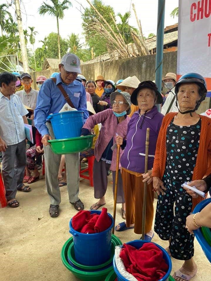 An Lão: 800 phần quà trao cho người dân vùng bị ảnh hưởng bão số 9