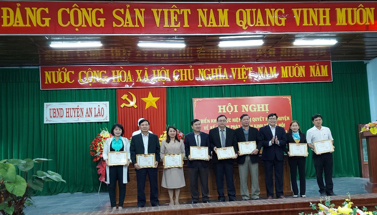 Đ/c: Trương Tứ- Chủ tịch UBND huyện trao danh hiệu Chiến sĩ thi đua cấp cơ sở cho các cá nhân.