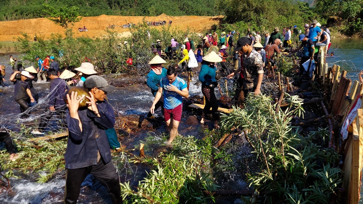 An Lão:  Đắp 150m đập bổi Tà Loan trên sông Re dẫn dòng tưới đồng Nước Giáp xã An Hưng.