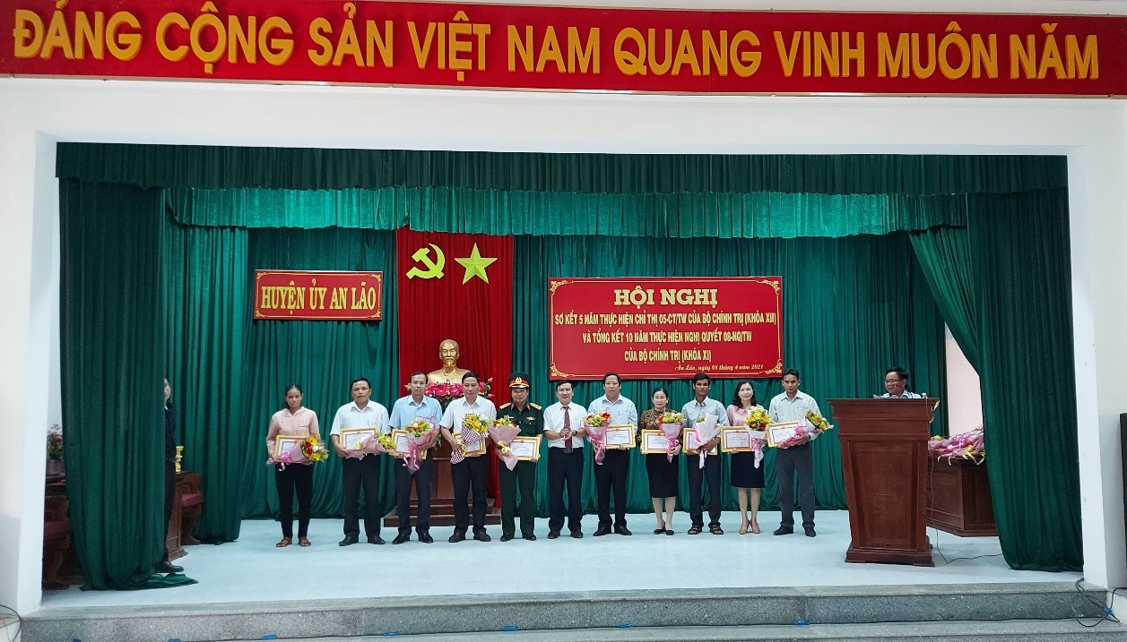 Bí thư Huyện ủy Phạm Văn Nam trao giấy khen cho các tập thể có thành tích xuất sắc trong việc thực hiện Chỉ thị 05-CT/TW của Bộ Chính trị.