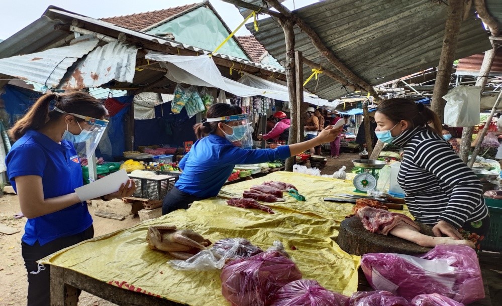 Tuổi trẻ An Lão: ra quân phối hợp tuyên truyền và đo thân nhiệt tại các điểm chợ trên địa bàn huyện