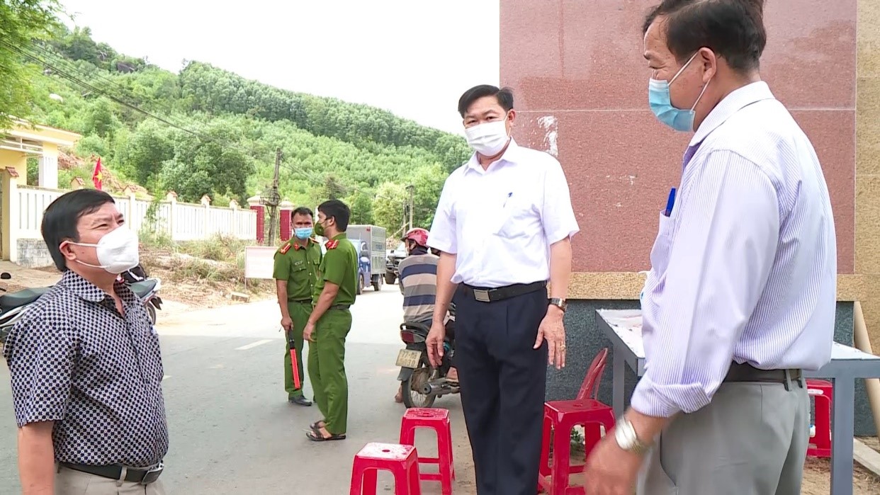An Lão: Lãnh đạo huyện kiểm tra công tác phòng chống dịch Covid-19 tại xã An Hòa.