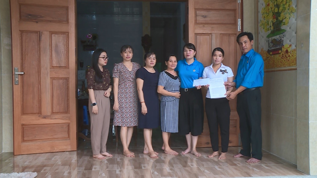Liên đoàn Lao động huyện An Lão trao tặng nhà “Mái ấm công đoàn” cho chị Nguyễn Thị Bích Hạnh.