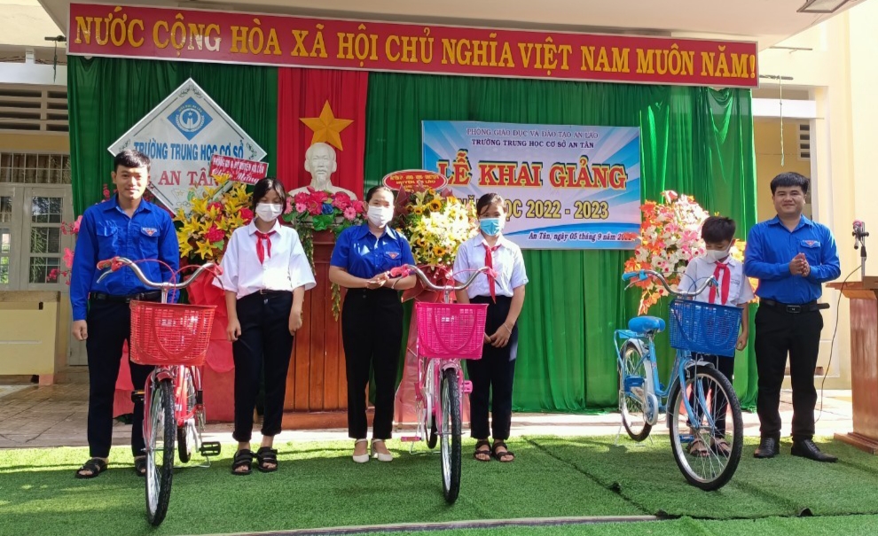 Đoàn xã An Tân tặng “xe đạp thân thương-giúp bạn đến trường” năm 2022