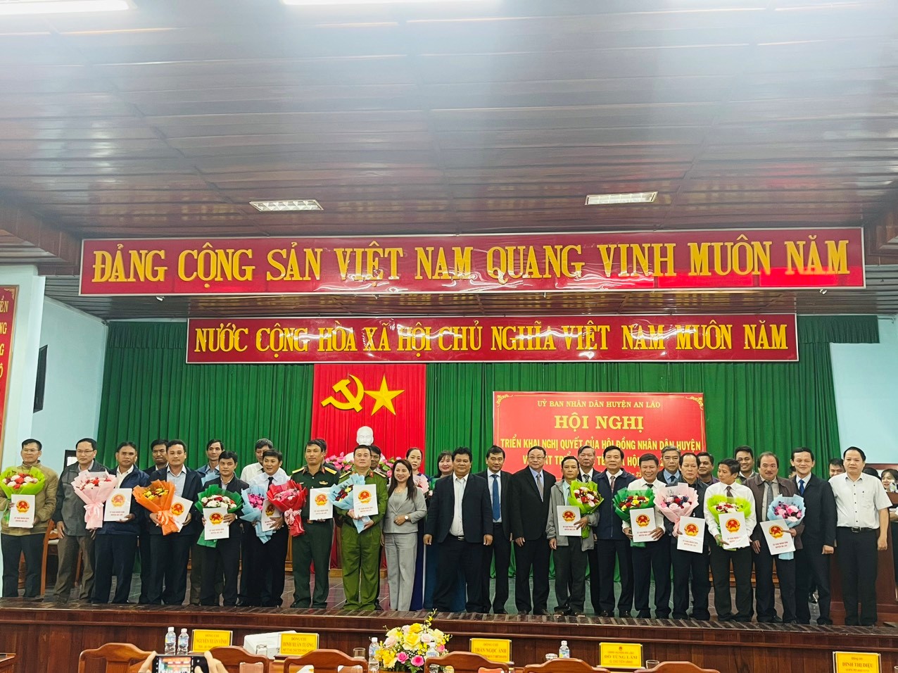 Ảnh: Lãnh đạo huyện trao quyết định giao nhiệm vụ năm 2024 và tặng hoa uỷ viên UBND huyện và Chủ tịch UBND các xã, thị trấn